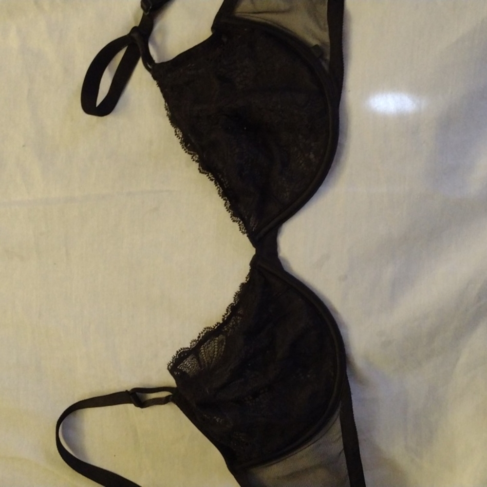 VS Black Lace Unlined Bra